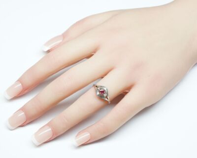 Schmuck aus zweiter Hand - Fingerring 18k Weissgold mit Rubin und Diamanten