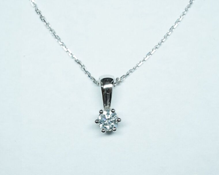 Schmuck aus zweiter Hand - Halskette 18k Weissgold mit Diamantanhänger