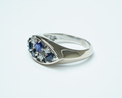 Second Hand - 18 Karat Weissgold Fingerring mit Saphiren und Diamanten