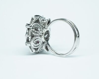 Schmuck aus zweiter Hand - 18k Weissgold Fingerring mit Rubinen und Diamanten