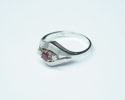 Schmuck aus zweiter Hand - Fingerring 18k Weissgold mit Rubin und Diamanten