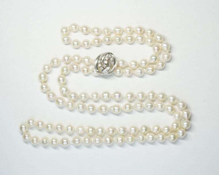 Second Hand Schmuck - Perlen Halskette mit Weissgoldklammer und Diamanten
