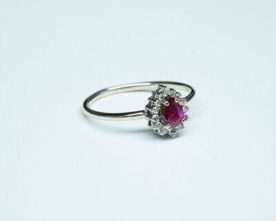 Schmuck aus zweiter Hand - 18k Weissgold Fingerring mit Rubin und Diamanten