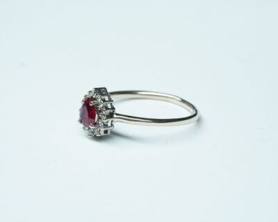 Schmuck aus zweiter Hand - 18k Weissgold Fingerring mit Rubin und Diamanten