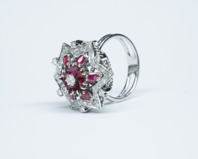 Schmuck aus zweiter Hand - 18k Weissgold Fingerring mit Rubinen und Diamanten