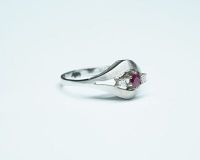 Schmuck aus zweiter Hand - Fingerring 18k Weissgold mit Rubin und Diamanten
