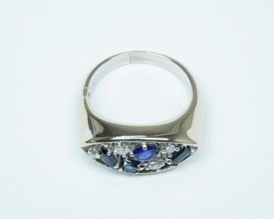 Second Hand - 18 Karat Weissgold Fingerring mit Saphiren und Diamanten