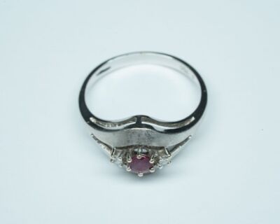 Schmuck aus zweiter Hand - Fingerring 18k Weissgold mit Rubin und Diamanten