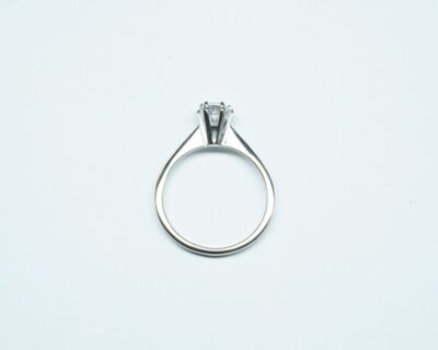 Schmuck aus zweiter Hand - 14k Weissgold Solitaire Fingerring mit Diamant