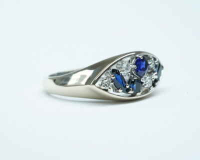 Second Hand - 18 Karat Weissgold Fingerring mit Saphiren und Diamanten