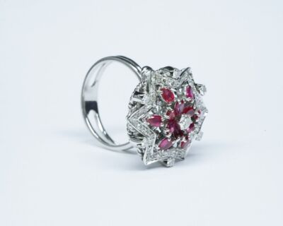 Schmuck aus zweiter Hand - 18k Weissgold Fingerring mit Rubinen und Diamanten
