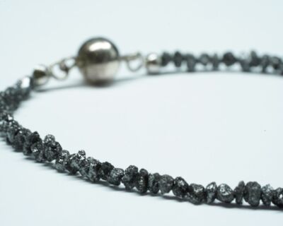 Schmuck aus zweiter Hand - Armband mit schwarzen Roh-Diamanten und Magnetverschluss