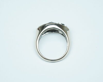 Second Hand - 18 Karat Weissgold Fingerring mit Saphiren und Diamanten