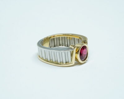 Second Hand Schmuck - Fingerring 18k Gelb-/ Weissgold und 950 Platin mit rotem Turmalin