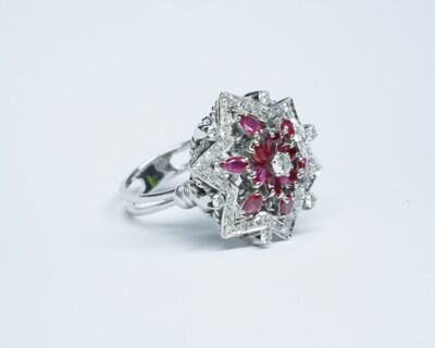 Schmuck aus zweiter Hand - 18k Weissgold Fingerring mit Rubinen und Diamanten